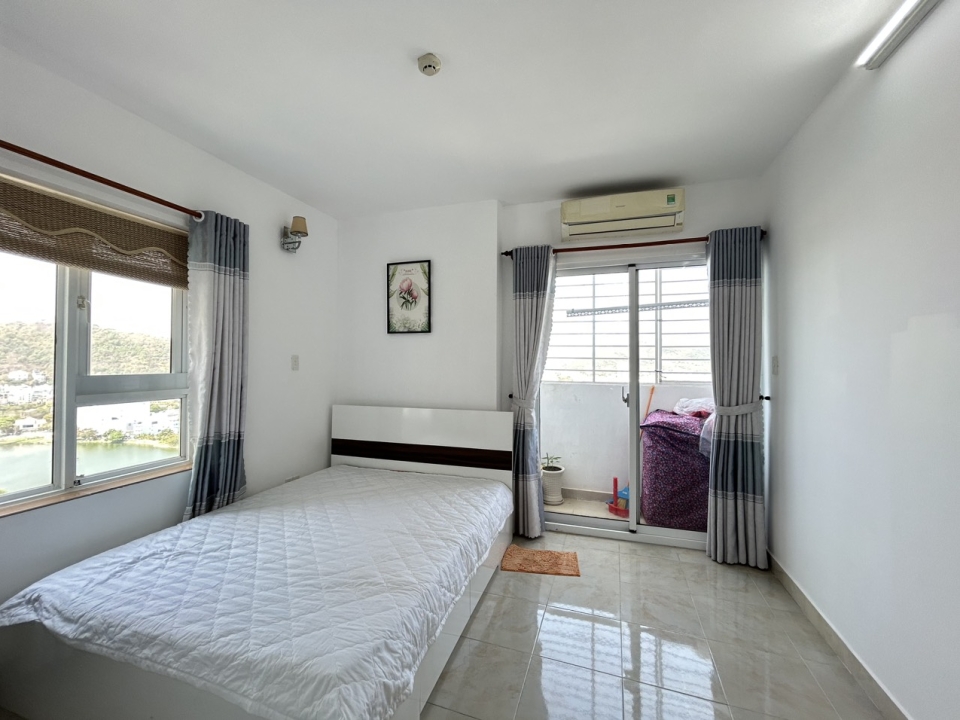 Bán căn hộ góc 1PN, full NT, tầng cao view hồ chung cư OSC Land Vũng Tàu, giá 1 tỷ 450. 